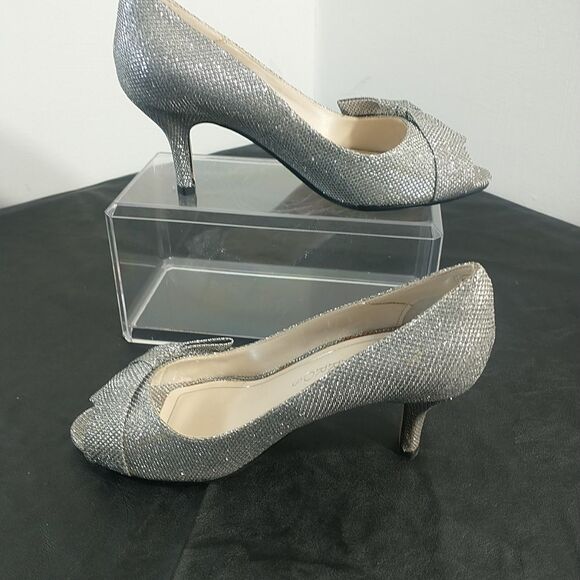 Caparros Woman's SZ 6.5B Silver Mesh Pumps Peep Toe Toe Heels Bow. - Picture 5 of 9